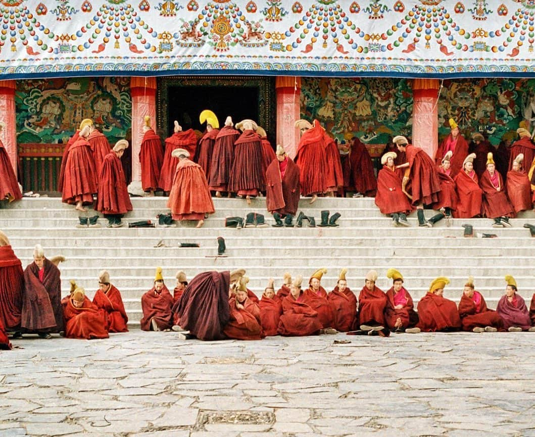 ナショナルジオグラフィックさんのインスタグラム写真 - (ナショナルジオグラフィックInstagram)「Photo by Matthieu Paley @paleyphoto I Buddhist monks gather in front of the Labrang Monastery before the morning prayer, in the Gansu Province, in China. Shot with a panoramic film camera—swipe to see the full image. To view more of our world, follow @paleyphoto #yellowhat #gelugpa #tibetanbuddhism」1月16日 22時31分 - natgeo