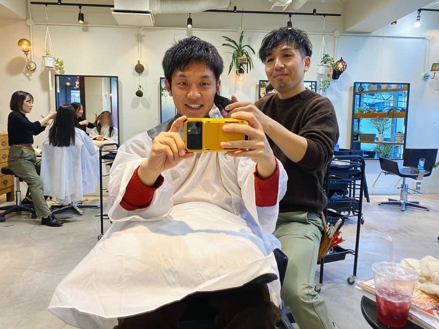 藤村晃輝さんのインスタグラム写真 - (藤村晃輝Instagram)「東京にて散髪してみる。韓国での出会いをきっかけに髪を切ってもらうまでになりました。たろうさん、実はあるアスリートの髪を切ったところ、優勝したという経験を持つ縁起の良い？美容師なんです😄今回は…東龍の決勝を前に切ってもらったんですが…見事、8年ぶりに春高日本一になりました。たろうさん、りーささん、ありがとうございました😉 #縁起担ぎ美容師たろう #本人からのハッシュタグ指定 #表参道で髪切りました #人生で一度は使ってみたいワード #表参道 #原宿 #美容室 #ベリーショート」1月16日 22時29分 - fujimura_koki_tos