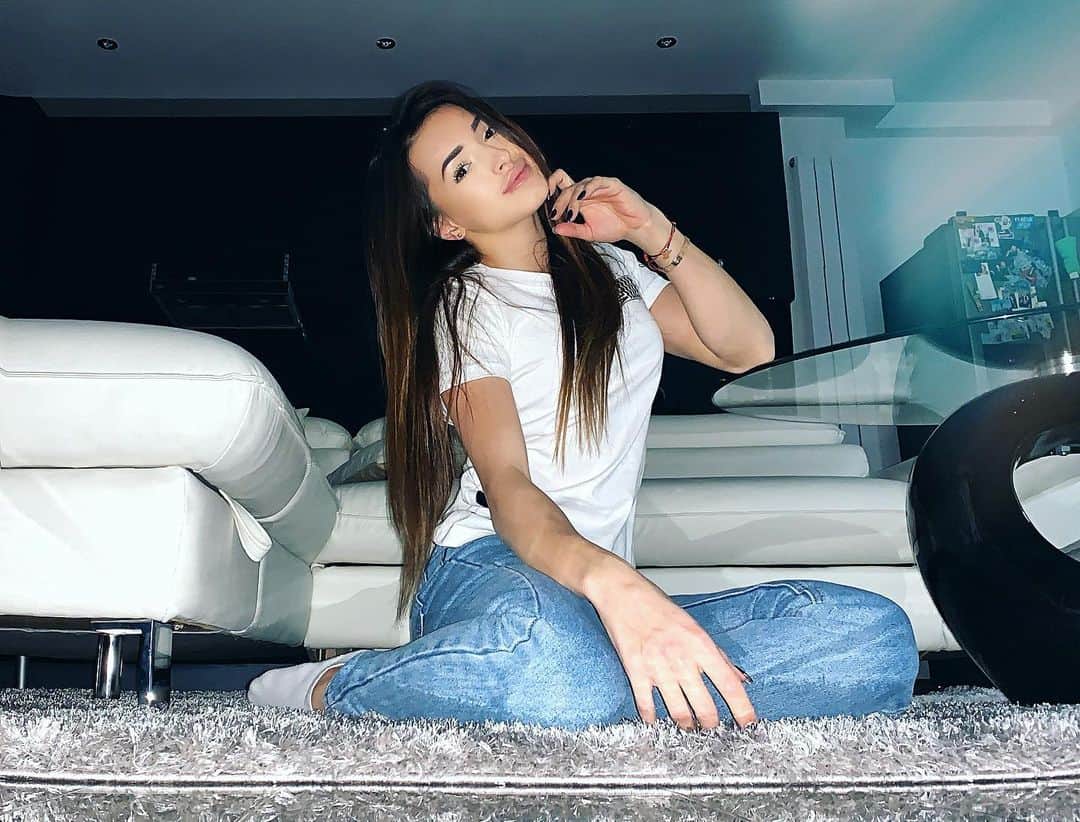 ラリサ・ヨルダケのインスタグラム：「make sure you're someone's #1 choice.」