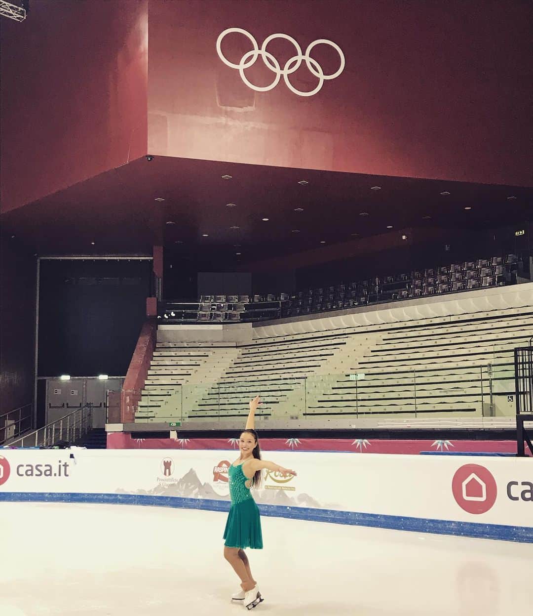 ジャダ・ルッソのインスタグラム：「La felicità è una scelta quotidiana. Non la si trova in assenza di problemi ma la trovi nonostante i problemi! 🌷  @risportskates @monticonesport @palavela_torino  #palavela#showtime#casa.it#risportskates#monticonesport#smile#dress#green#myfavouriteplace#bestrink#bestmemories ♥️」