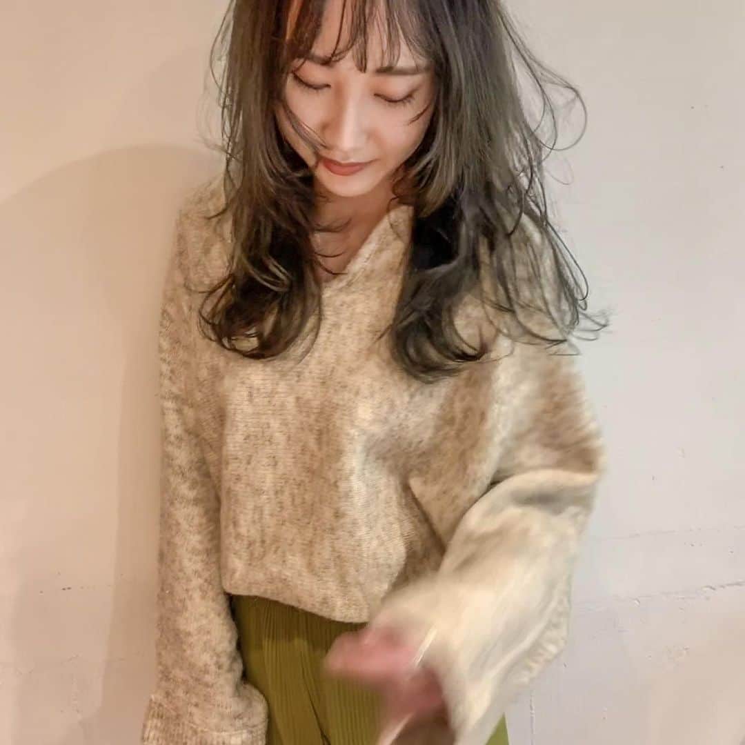 のインスタグラム：「ハイレイヤー気に入ってる。 ゆうちゃんが考えてくれてたカラーやカットと、私がしたいと思っていたのが同じでほっこりした。  いつも沢山写真撮ってくれるから 自撮り滅多にしない私としてはとてもありがたいです◯」