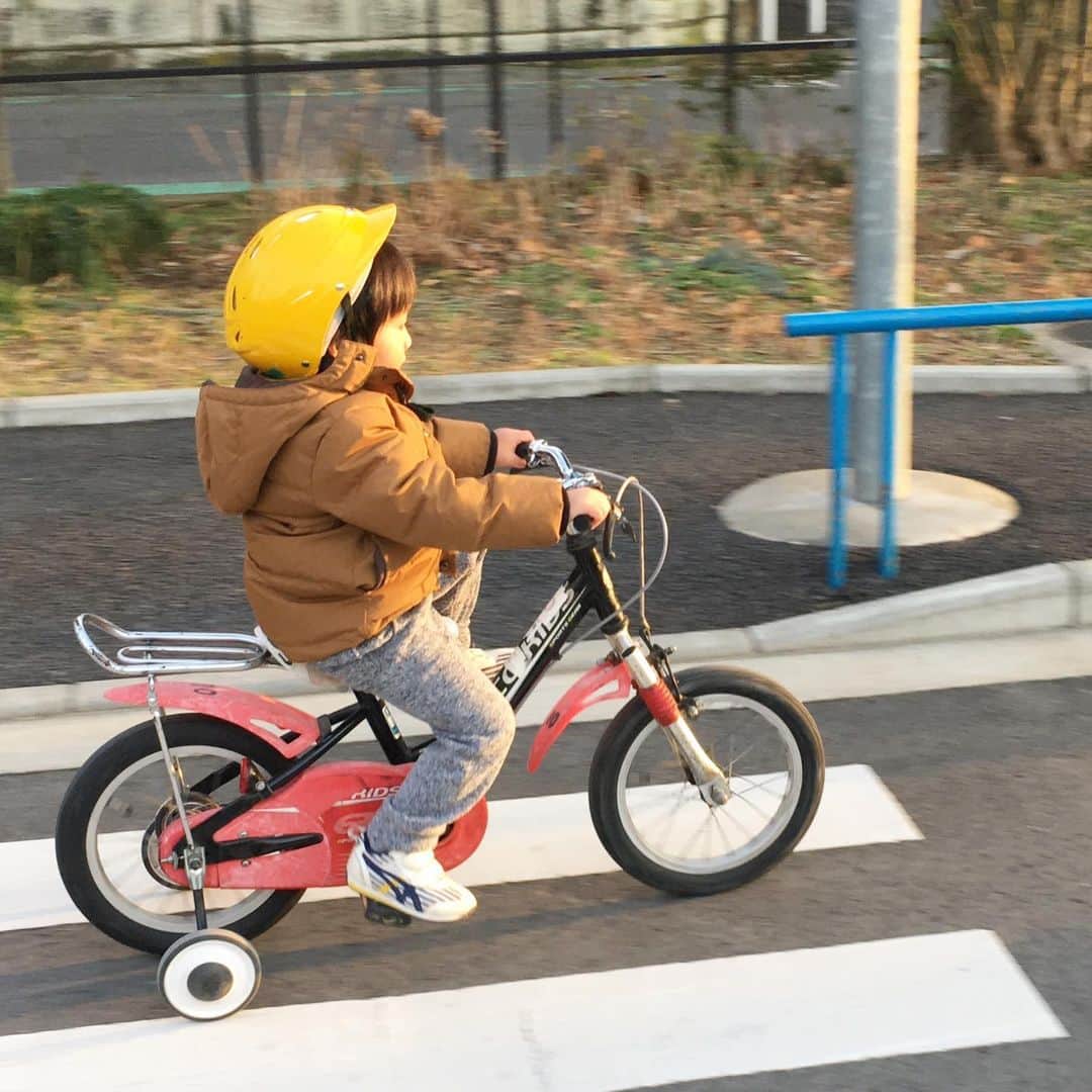 蒲生麻由のインスタグラム：「自転車デビュー❣️﻿ やっと”ペダルを漕ぐ”という事が﻿ 出来る様になった😆﻿ ﻿ #2歳11ヶ月 #babyboy #mamalife #自転車デビュー #初心者とは思えない走り」