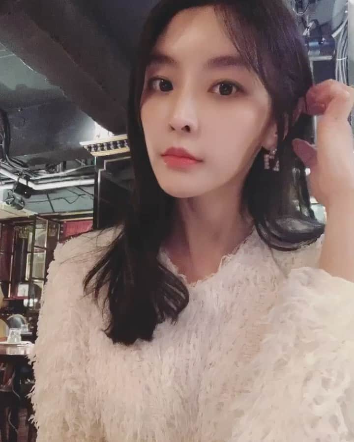 チョン・ユミのインスタグラム：「염색하고 다듬었는데💇🏻‍♀️ 뭔가 핑쿠핑쿠가 하고싶어지넹.😛 앵너지 기다리던 중 거울대신.🤳☺️」