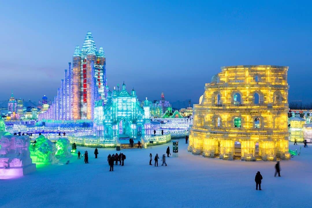 Booking.comのインスタグラム：「雪まつりは北海道だけじゃない！世界には色んな雪まつりがあるのをご存知ですか？例えば中国はハルビンで行われるハルビン氷まつり。毎年１月５日頃から２月末まで開催されているこのお祭りでは、ハルビン市内全体が美しい氷の彫刻の美術館と化します。また氷でできた滑り台などアトラクションも充実。ただし平均最低気温がマイナス24℃（！）となので、防寒対策必須です☃️ ハルビンのホテル・宿情報はプロフィールリンクからハルビンで検索☝️ #雪まつり #ハルビン #ハルビン氷まつり」