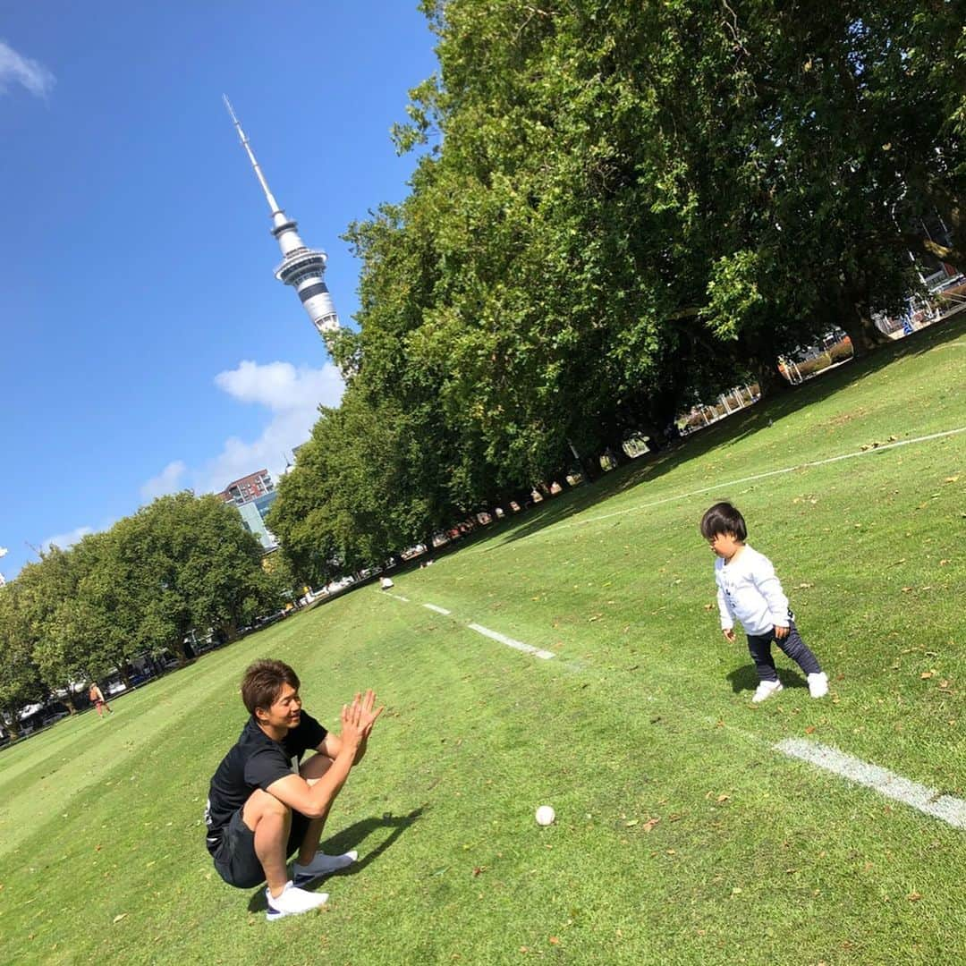 唐川侑己さんのインスタグラム写真 - (唐川侑己Instagram)「NZ🇳🇿 今年、より好きになりました。 キャッチボール、届かず。。。⚾️ #auckland#おそろい#ライオンにアピール中#キャッチボールはまだ先だね」1月16日 22時56分 - yuki_karakawa19