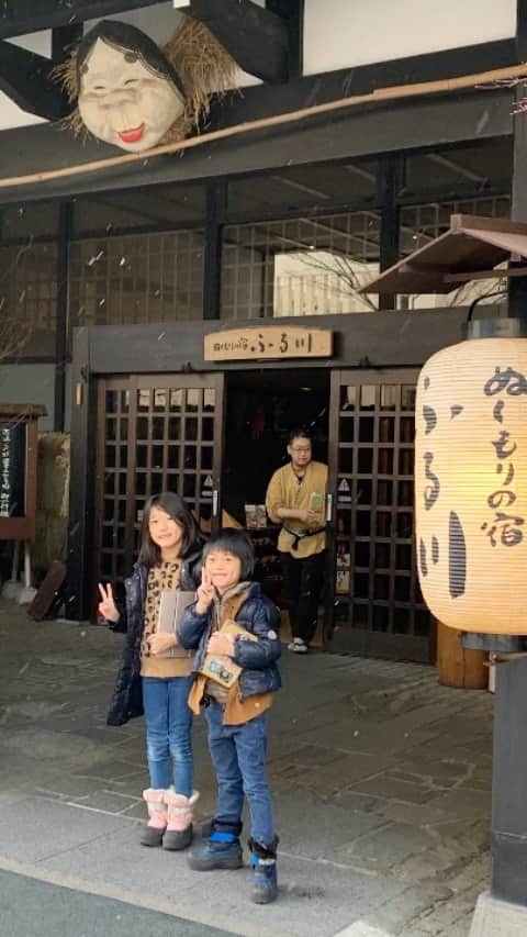 のインスタグラム：「. go to zyouzankei #onsen . 昨日は、ぬくもりの宿ふる川さんに8年ぶりに . #yahooトラベル で2ヶ月以上前に予約したのでリーズナブルに泊まれました✨ . 旬の懐石 山ふかみ 部屋は旧館のスタンダードです でも、五人家族なら全然ok 二部屋でした👏 . 今回は初日夜ご飯までのpart.1 . ふる川と言えば、ご飯が美味しいで人気です。久々に伺った印象はかなり、外国のお客様率高くなっかな〜 . お料理も8年前ぐらいの感動はなくなってましたが、リーズナブルな点、子供達大喜びの点で好きな宿です。 旧館に泊まりましたが5人で5万5千円くらい。 . 子供の甚平は80サイズからあるし アメニティも子供には別につきます 温泉に、ベビちゃん対応の椅子は一つ 着替えする所にベビーベッド有り👶 . . 食事会場には、バンボ ベルトなし椅子が有り 札幌のどこのお店にも言える事だけど、 ベルトあり助かるよね〜 (2歳以下連れてくなら) . 小樽、苫小牧に最近泊まっていたから定山渓は本当久々の良い思い出になりました💕 . . #ぬくもりの宿ふる川 011-598-2345 #北海道 #札幌市南区 #定山渓温泉 西4-353  https://tabelog.com/hokkaido/A0101/A010305/1009867/ . =============== 私の食べ歩きの記録は Gourmet food information 제 외식기록 ↓↓↓ #sayaka動画 =============== . #定山渓 #懐石料理 #懐石 #札幌温泉 #札幌グルメ #札幌子連れ #札幌グルメ #札幌ママ #北海道ママ #sapporo #hokkaido #sapporofood #hokkaidotrip #zyouzankei #nukumorinoyadofurukawa #nukumorinoyado_furukawa #furukawa #japan #温泉旅行 #札幌子連れ #札幌食べ歩き #札幌 #札幌市」