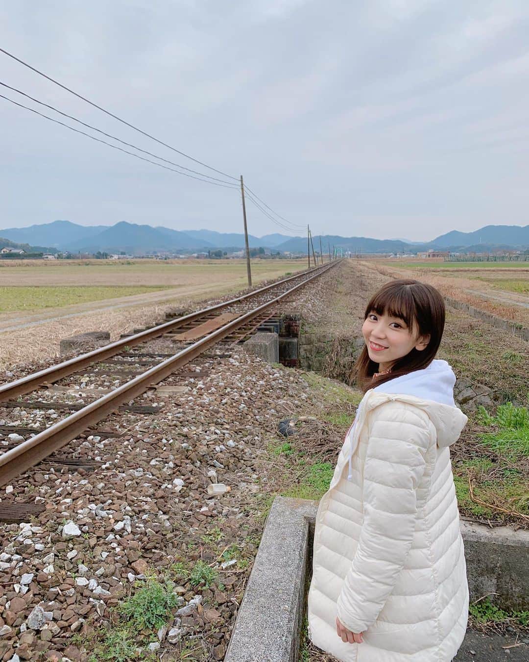 のインスタグラム：「今日は福岡県庁知らせた課ロケでした😊  無人駅の線路なんやけど ここがわかる電車マニアいますか？笑 #LinQ #吉川千愛　#こんにちあ #あいんちゅ　#ロケ　#線路　#電車」