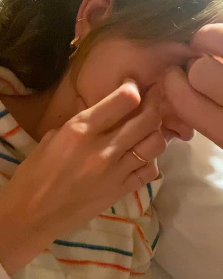 デビー・ライアンのインスタグラム：「maybe true love is taking your contacts out for you 👁👌🏽」