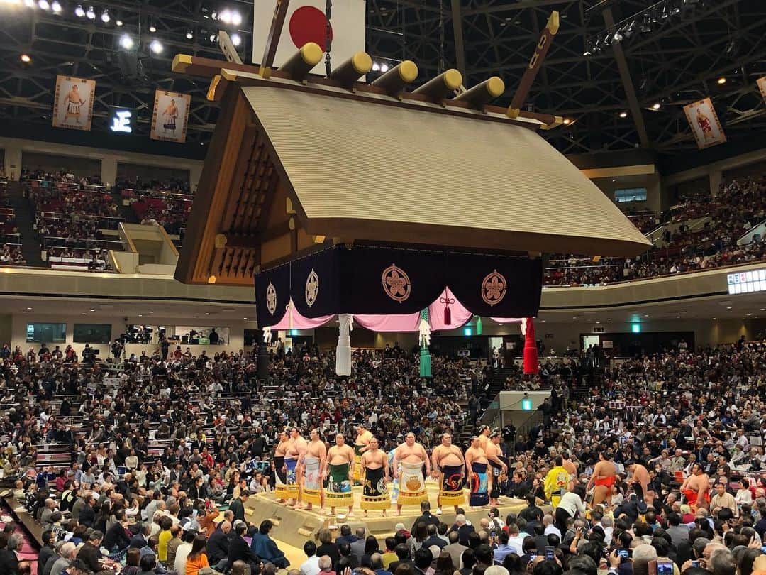 大儀見優季のインスタグラム：「First time to watch Sumo games was really AMAZING...🇯🇵🙏🏼 . . . Sumo is one of the national sports of Japan, but I don’t like it calls “Sport”, then I call it’s traditional Japanese “Shinji” that a ceremony for Enshrines Gods or “Festival”, or “Martial Arts” ... . . . 相撲初観戦。 動きひとつ一つが奥深い。 横綱に近づいていくにつれ、レベルが上がり迫力も増してくる。 古来から伝わる日本の神事としての相撲。力士の皆さんありがとう。  #Sumo #Hatsubasho #炎鵬 #白鵬 #相撲 #国技」