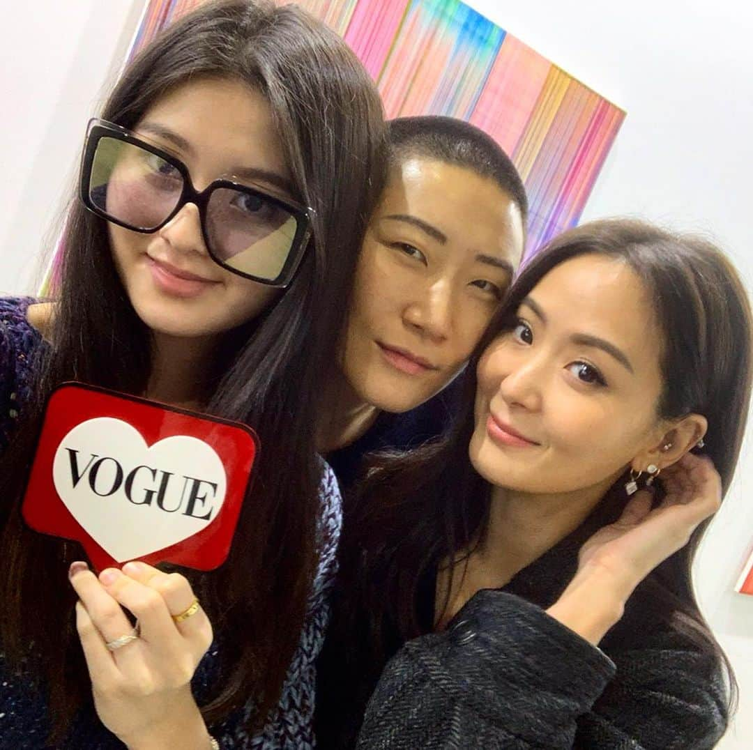 Vogue Taiwan Officialさんのインスタグラム写真 - (Vogue Taiwan OfficialInstagram)「#Vogueceleb  繼台北當代藝術博覽會獲得空前成功，第二屆開幕吸引了更多人共襄盛舉，VOGUE總編輯Leslie Sun、孫芸芸與女兒廖思惟，蔡康永與理科太太都在第一時間抵達現場，這次有 99 家頂尖畫廊及大型公眾藝術計劃，還會有一系列全新裝置藝術作品遍佈市內各區，台北當代藝術博覽會於 2020 年 1 月 17 日 至 19 日期間 在台北南港展覽館 1 館(TaiNEX 1)舉行。  #TaipeiDangDai #台北當代藝術博覽會 🖊#sandyis3d」1月16日 23時04分 - voguetaiwan