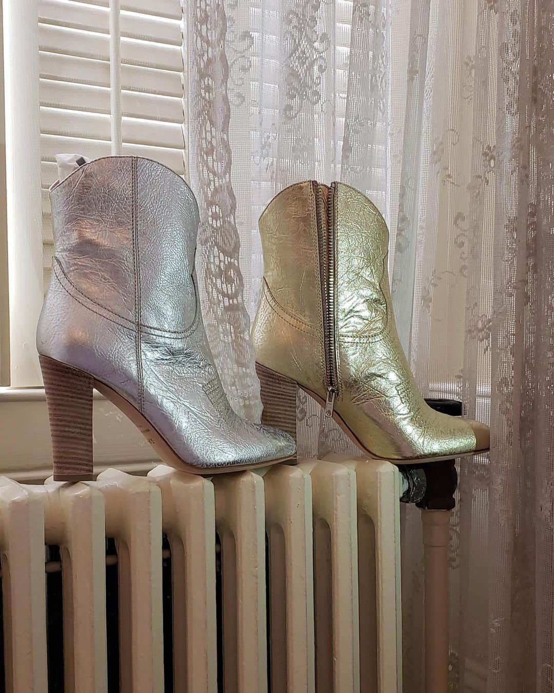 サラ・ジェシカ・パーカーさんのインスタグラム写真 - (サラ・ジェシカ・パーカーInstagram)「I've gone bananas for @sjpcollection Tryst.  I'd like to wear them all day, everyday.  But from 10a-6pm lately I'm a woman (or rather 2 or 3) wearing a low heel from 1968 or galoshes or "stocking footed". But my new gold and silver wonders take me to @plazasuitebway rehearsal and back home and cause a bit of a stir on the way. X, SJ​」1月16日 23時09分 - sarahjessicaparker
