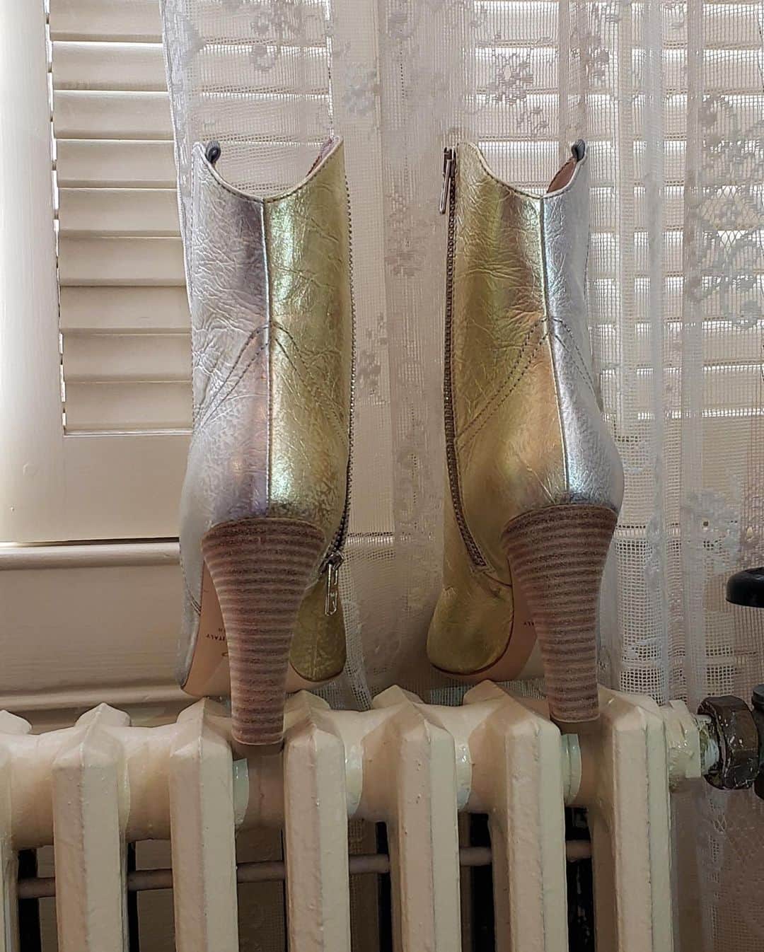サラ・ジェシカ・パーカーさんのインスタグラム写真 - (サラ・ジェシカ・パーカーInstagram)「I've gone bananas for @sjpcollection Tryst.  I'd like to wear them all day, everyday.  But from 10a-6pm lately I'm a woman (or rather 2 or 3) wearing a low heel from 1968 or galoshes or "stocking footed". But my new gold and silver wonders take me to @plazasuitebway rehearsal and back home and cause a bit of a stir on the way. X, SJ​」1月16日 23時09分 - sarahjessicaparker