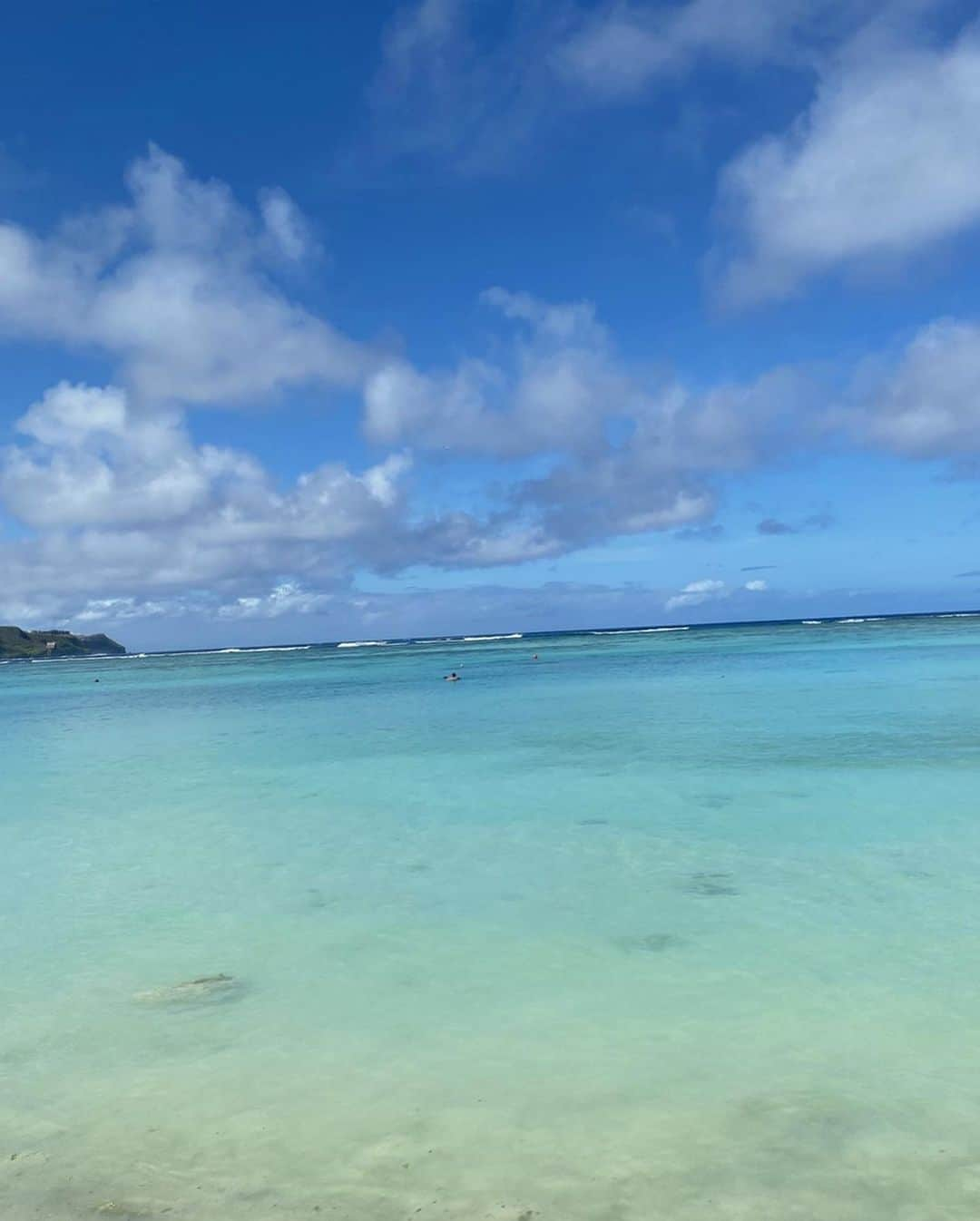 佐藤逸香さんのインスタグラム写真 - (佐藤逸香Instagram)「初海外旅行~inグアム🇬🇺~ ・ 景色きれいだし過ごしやすくてご飯も全部美味しくてあたたかい人たちばっかりで、なんて素敵なところなんだって思った🐒💓 心の底から帰りたくなくて幸せすぎた3日間でした ・ 将来はこんなところに住みたいな~🏝 #家族旅行#初海外#Guam#全てが最高すぎた#パパありがとう#3日間幸せすぎて#現実つらい#やっぱり夏が好き」1月16日 23時10分 - itsuka_s_99