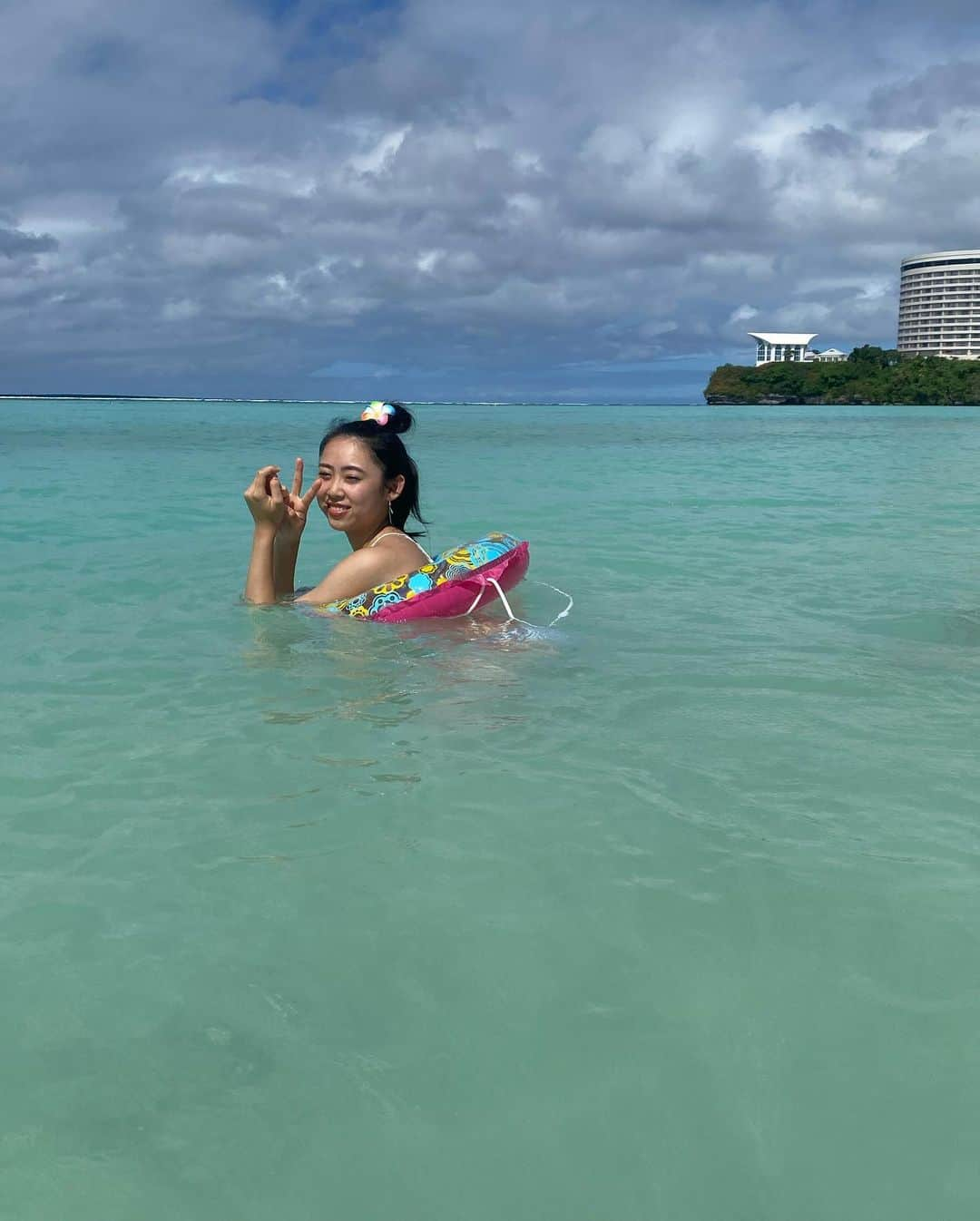 佐藤逸香さんのインスタグラム写真 - (佐藤逸香Instagram)「初海外旅行~inグアム🇬🇺~ ・ 景色きれいだし過ごしやすくてご飯も全部美味しくてあたたかい人たちばっかりで、なんて素敵なところなんだって思った🐒💓 心の底から帰りたくなくて幸せすぎた3日間でした ・ 将来はこんなところに住みたいな~🏝 #家族旅行#初海外#Guam#全てが最高すぎた#パパありがとう#3日間幸せすぎて#現実つらい#やっぱり夏が好き」1月16日 23時10分 - itsuka_s_99