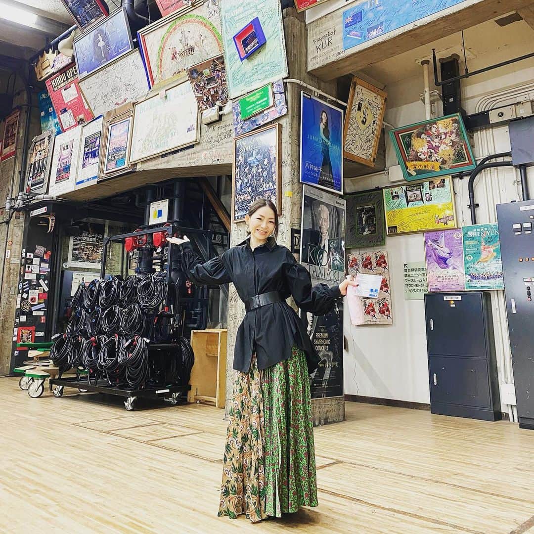 宮本美季さんのインスタグラム写真 - (宮本美季Instagram)「東京文化会館の袖横にあるこの空間。過去にここでパフォーマンスした数々のアーティスト達による「証」が刻まれたこの部屋。圧巻でした😳 #東京文化会館 #この日緊張したなぁ #un3d  #styling  #テンション高め」1月16日 23時24分 - mikivoice