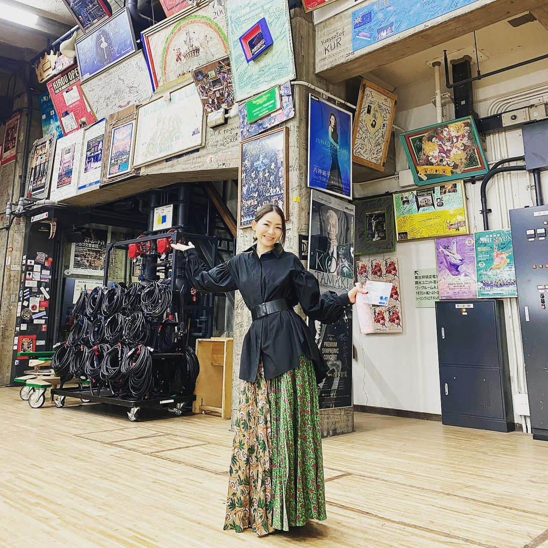 宮本美季のインスタグラム：「東京文化会館の袖横にあるこの空間。過去にここでパフォーマンスした数々のアーティスト達による「証」が刻まれたこの部屋。圧巻でした😳 #東京文化会館 #この日緊張したなぁ #un3d  #styling  #テンション高め」