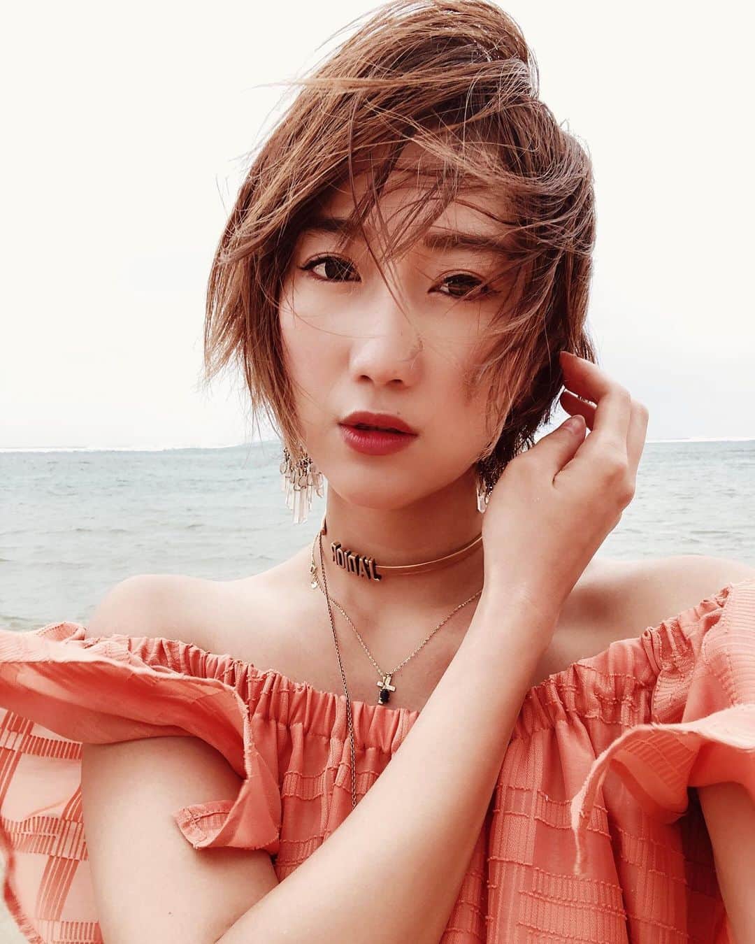 花井瑠美のインスタグラム：「今回のハワイは🌞があんまり無かったから強風になびかれてました✨ それもまた良しだね！！ 海がある所には @tomomi8282 が作ってくれたクリスタルピアスが相棒になるの💎  #hawai#waikiki#crystal#jewelry #天然石#ハワイ#パワースポット」