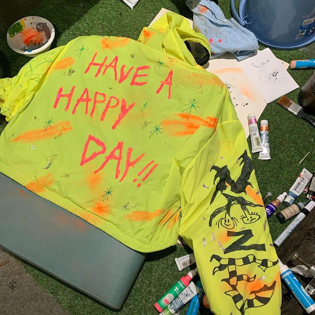 あっこさんのインスタグラム写真 - (あっこInstagram)「新しい衣装がEPジャケ撮影で燃えちゃって汚れたからNAZEくんにペイントしてもらったの！！！！🌈😭♨️🔥これでTOURも無敵でまわれる⚡️⚡️⚡️ #akkogorilla #rapper #greenhair #japan」1月16日 23時24分 - akkogorilla