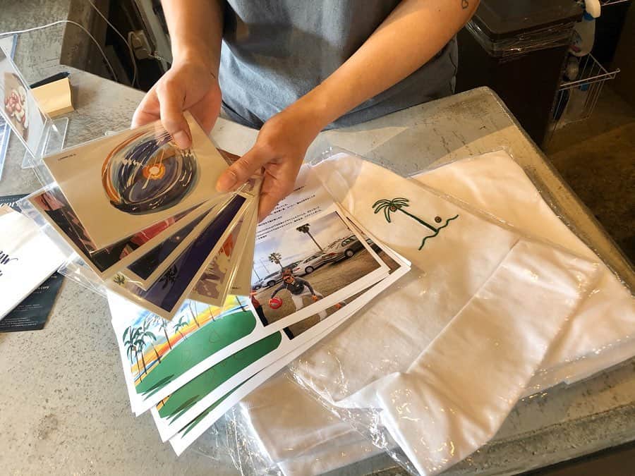 山田愛さんのインスタグラム写真 - (山田愛Instagram)「・ @cafe_halcyon for supporting my vision.  Postcards and T-shirts are now available.  Delicious food, good coffee, and all vegan cafe.Thanks to lovely people with similar visions and dreams, and the opportunity to join this cafe! ・ 沖縄県の砂辺にあるカフェハルシオンで私のポストカードとTシャツを置いて貰えることになりました！ ビジョンが素敵で尊敬する人と何かを一緒にできること、カフェの雰囲気、私にとって特別な場所で初めて店頭でデザインを置いてもらえるって めっちゃ嬉しいなぁ😍🌴 artやデザインなどこれからも続けていきたいしずっとクリエイティブで💙 沖縄の人、沖縄にきた際にはぜひ遊びにきてね🤙🌺クレープ本当にめっちゃ美味しいから‼︎ #okinawa #okinawafood #cafe #coffee #crepes #latte #organic #vegan #natural #art #design #tshirt #palmtrees #wave #ocean #basketball #basketballart #沖縄 #砂辺」1月16日 23時16分 - aiyamada_
