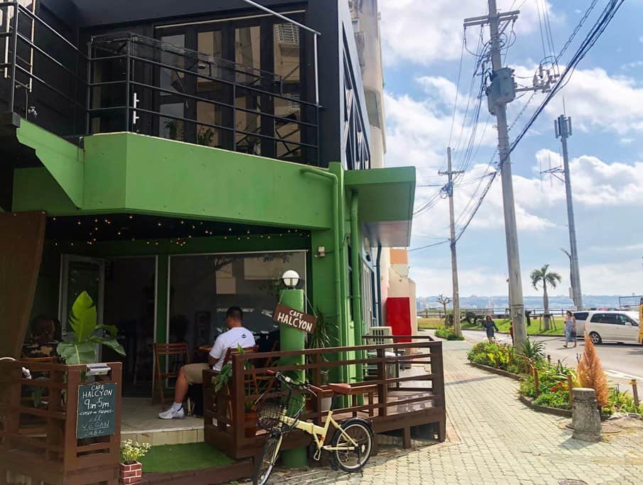 山田愛さんのインスタグラム写真 - (山田愛Instagram)「・ @cafe_halcyon for supporting my vision.  Postcards and T-shirts are now available.  Delicious food, good coffee, and all vegan cafe.Thanks to lovely people with similar visions and dreams, and the opportunity to join this cafe! ・ 沖縄県の砂辺にあるカフェハルシオンで私のポストカードとTシャツを置いて貰えることになりました！ ビジョンが素敵で尊敬する人と何かを一緒にできること、カフェの雰囲気、私にとって特別な場所で初めて店頭でデザインを置いてもらえるって めっちゃ嬉しいなぁ😍🌴 artやデザインなどこれからも続けていきたいしずっとクリエイティブで💙 沖縄の人、沖縄にきた際にはぜひ遊びにきてね🤙🌺クレープ本当にめっちゃ美味しいから‼︎ #okinawa #okinawafood #cafe #coffee #crepes #latte #organic #vegan #natural #art #design #tshirt #palmtrees #wave #ocean #basketball #basketballart #沖縄 #砂辺」1月16日 23時16分 - aiyamada_