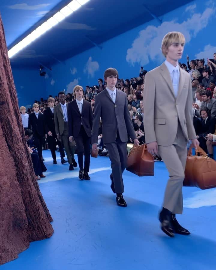 スコット・シューマンのインスタグラム：「Congrats @virgilabloh and @louisvuitton ! That’s the LV show I’ve been waiting for.. chic, refined and well designed! The click you here in the video is me try to shoot with the camera while I also video! Hahaha」