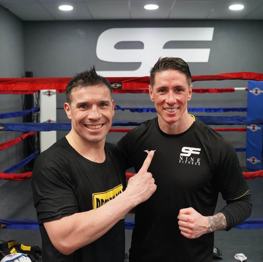 フェルナンド・トーレスのインスタグラム：「Gran campeón dentro y fuera del ring . Muy grande @maravillabox . Un honor tu visita a nuestra casa @9fitness」