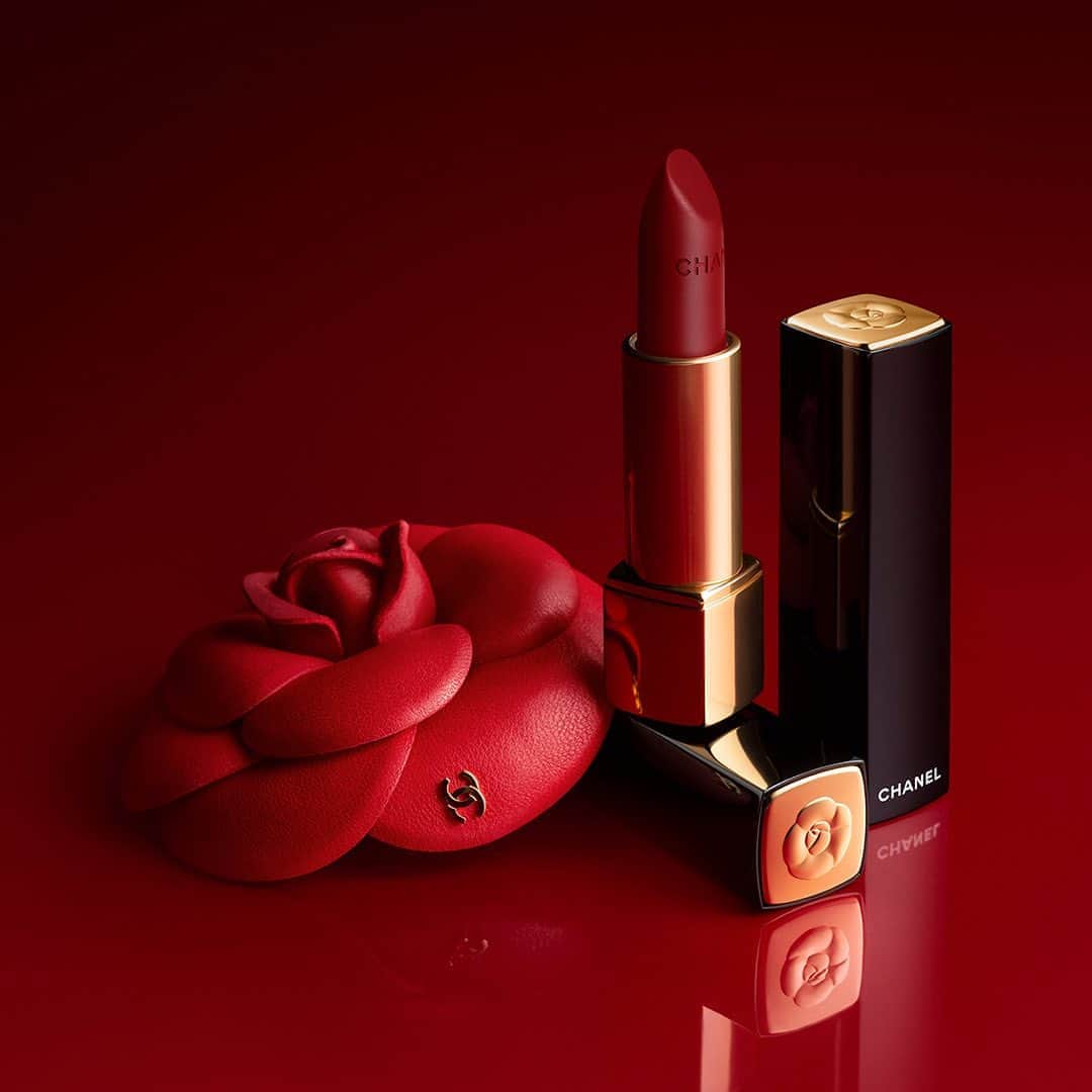 シャネルさんのインスタグラム写真 - (シャネルInstagram)「ROUGE ALLURE CAMÉLIA. Inspired by the iconic flower of the House, dreamed up by @LuciaPicaOfficial: 4 ROUGE ALLURE and 4 ROUGE ALLURE VELVET lipsticks presented in a collector's tube stamped with a golden camellia, in a LIMITED EDITION. #RougeAllure #CHANELMakeup #MatteLipstick」1月16日 23時32分 - chanelofficial