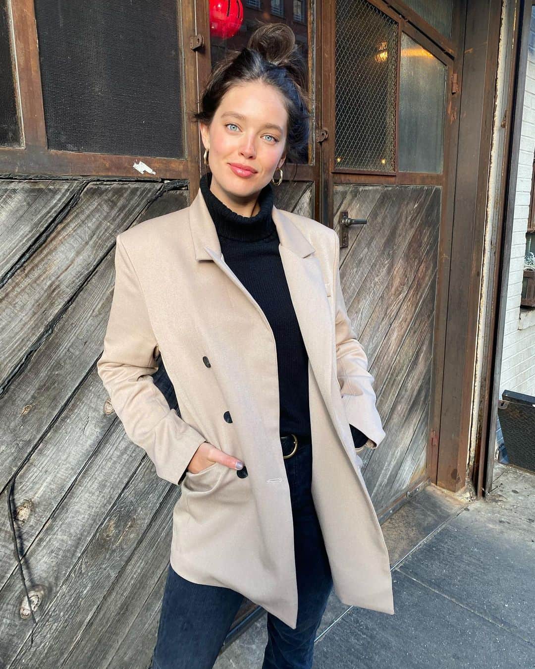 エミリー・DiDonatoのインスタグラム：「Blazer and top knot of the day. New year, same me 🙆🏻‍♀️」