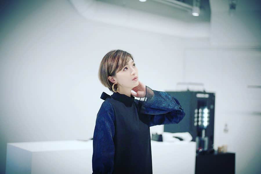 廣瀬規子のインスタグラム：「この写真をインスタにアップする前に、 とっても素敵なこの子（もちろんワンピースのこと😂）が、 とっても素敵なところ　@mihoosawa に嫁いで行きました✨✨✨ ・ ・ 連日、都内をはじめ、群馬、大阪、富山、上海などなど、遠方からも足を運んでくださる皆さま。 ・ 試着をして頂きながら、色々お話しさせて頂くのが、とても、とても、楽しいです😌 ・ @hamon_clothes のお洋服は、デザイナーの　@ripple_yohinten くみこさんが、泉のように溢れ出てくるデザインでもって、最高の職人さんと、アトリエに篭り、製作しています。 工場での大量生産ではない為、あってもこの世で数点の、とても貴重な一枚なのです。 ・ ・ 明日も皆様をお待ちしております💕 ・ ・ #hamonclothes  #hamonomotesando  #onepiece  #fashion #お袖がとっても可愛い  #もう無いなら上げても仕方ないかなとも思ったけど #こんな感じだったんだ〜❤️」