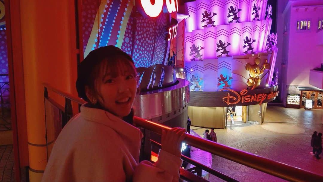木下望のインスタグラム：「ディズニー行きたい🦔❤️ #ディズニーランド #ディズニーシー #ディズニーストア #舞浜 #イクスピアリ」
