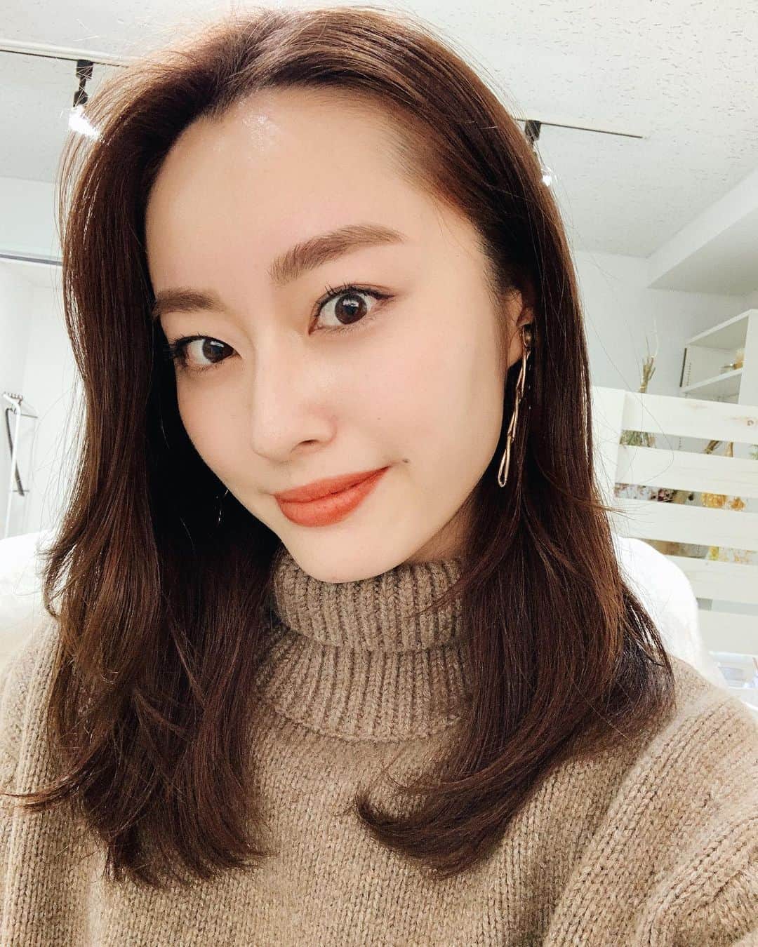 小祝麻里亜のインスタグラム：「ストーリーで問い合わせを沢山頂いたので、こちらにもポストしますね❗️まずこちらは、アートメイクじゃありませんよ😊仕事上アートメイクはできないので、自眉を綺麗にしてもらいました✨✨ ． もう眉の仕上がりが綺麗すぎて、カメラアプリでメイク加工したっけかなぁ？と自分でも確認してしまいました😂ワックスで余分な毛を脱毛して、お手入れ方法やメイク方法も教えてくださりました！これから自分でも眉毛を愛でていきたいと思います😊💕笑 ． ここのサロンに行くのが12月から楽しみで、今日まで眉毛を生やしっぱなしでした🥰 ． 2枚目は自分でもびっくり〜！教えてくれた茉莉江、有難う！まみさんも有難うございました❣️❣️ ． ． ＿＿＿＿＿＿＿＿ #眉毛メイク #眉スタイリング #眉毛サロン #美容垢 #뷰티스타그램 #얼스타그램 #메이크업」