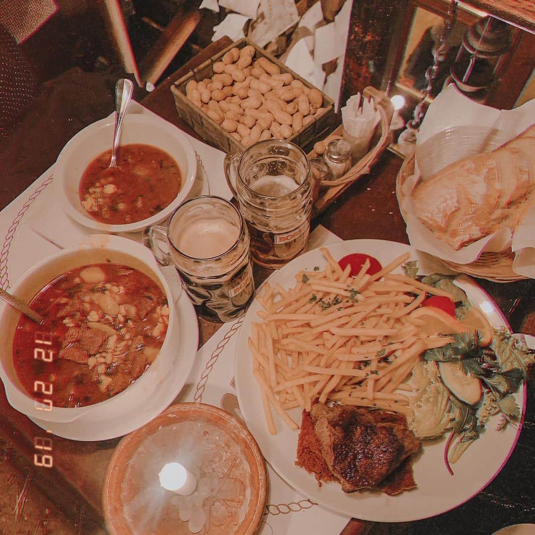 郭圈圈さんのインスタグラム写真 - (郭圈圈Instagram)「#20191227 #布達佩斯必吃 #FORSALEPUB 2016/01 第一次來就愛上這裡 超好喝好吃的 #Goulash （#匈牙利牛肉湯），價格便宜到一個不行、cp值超高的餐廳🍴 / 下一篇再來分享價格跟食物 這篇先分享人 一位服務生老伯 還有將近四年前的我😆 \ 第一次來的時候就是這位老伯幫我點餐的～（第3張的影片）當時就覺得他很親切還請他教我怎麼講 #匈牙利語 的 #乾杯～還錄了影片🎬 / 這次來的時候感覺他忙到不行～而且感覺跑上跑下送餐非常累😞真的超辛苦的💦本來有點害羞加上他很忙想說就不打擾他了，但男友一直鼓勵我跟他分享上次我來拍的影片！ \ 後來我就跟他分享了😆 他一整個很驚喜😆還說他的髮型也不一樣了🤣 / 還請他再教我一次乾杯的匈牙利語🇭🇺 #egèszsègedre=誒格需黑德勒～（可見我過了快四年還是學不會😂😂😂）太難了啦～～～～可見我沒有什麼語言天份哈哈哈雖然老伯不認得我～但是這樣的相認覺得很溫馨♥️ . . . . . . #leainbudapest#lea_hungary#budapest#lea_europe#budapestfoodie#布達佩斯必去#popdaily#布達佩斯#布達佩斯自由行 #budapest🇭🇺 #Goulashsoup#牛肉湯#歐洲美食#ブダペスト#ブダペスト旅行#hungary🇭🇺」1月16日 23時31分 - helloiamlea