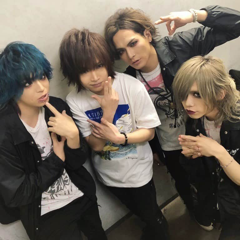 鬼龍院翔のインスタグラム：「昨日のイベントでバック当て振りバンドをやってもらったバンド「マチルダ」の皆さんと(^-^)﻿ ﻿ V系バンド感出てる〜ぅ！✨﻿ ﻿ 次は札幌でございます＼(^-^)／」