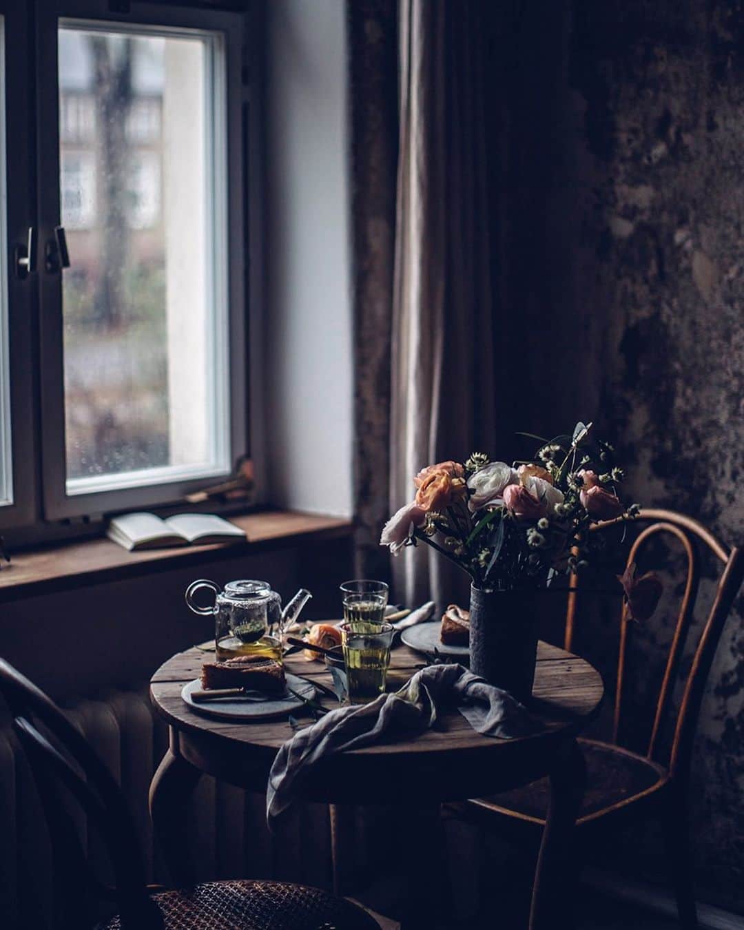 Our Food Storiesさんのインスタグラム写真 - (Our Food StoriesInstagram)「From a cozy winter afternoon ✨ ____ #fellowmag #countrysidelife #countrysideliving #momentslikethis #gatheringslikethese #germanfoodblogger #foodstylist #foodphotographer #glutenfri #tabledecoration #cozyhome #tablesetting #morningslikethese」1月16日 23時40分 - _foodstories_