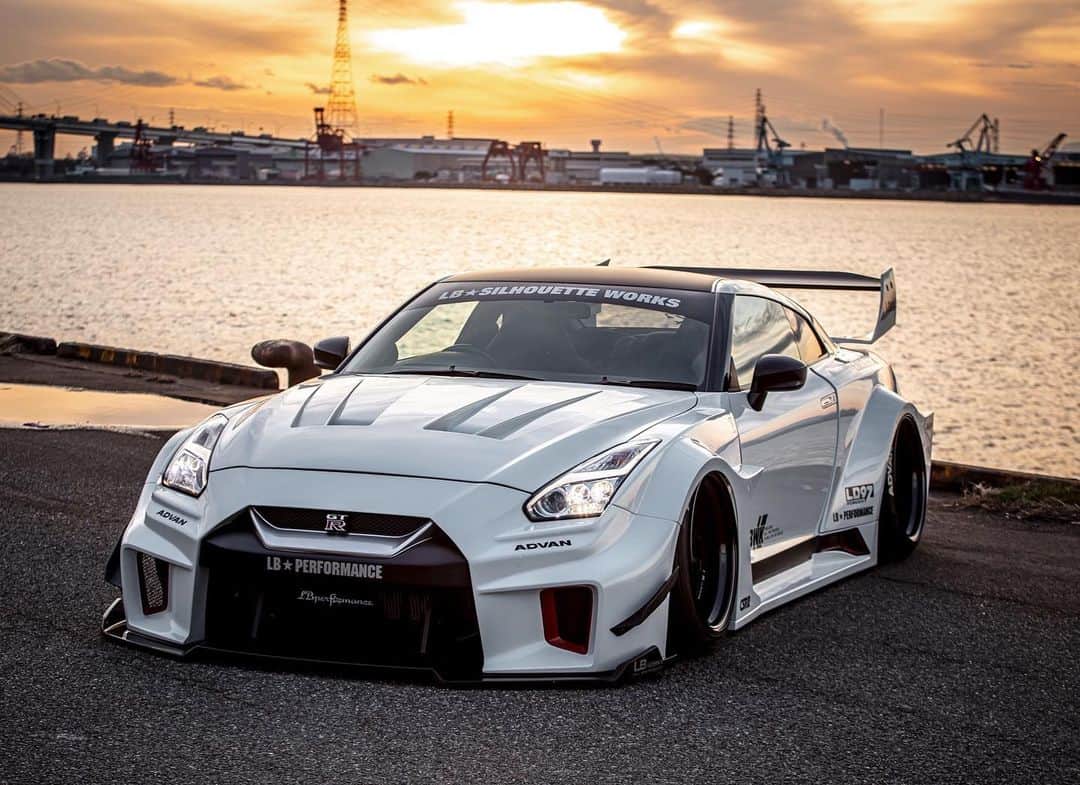 のインスタグラム：「Liberty walk自由に歩く！！！ LB★シルエットWORKS GTR 35 NISSAN 🙂  @libertywalkkato @nissanjapan @bridejapan #libertywalk#livertywalkkato#nissan#nissangtr#lbworks#tokyoautosalon#bride #airrexsuspension #fiexhaust #ltmw#街道レーサー #goodwoodfos#yokohamatire #redbullracing #gtr #nismo」