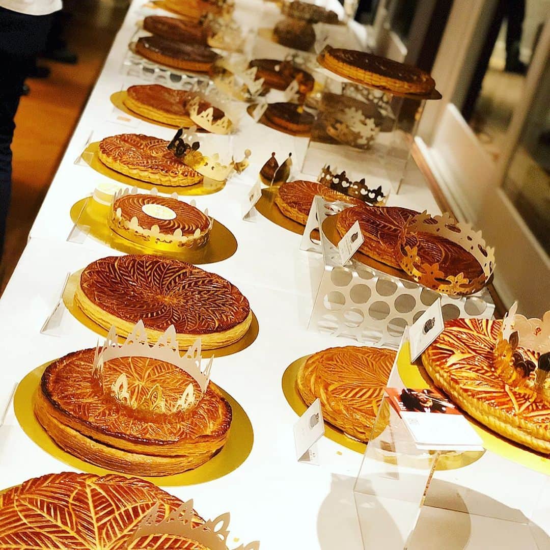 里井真由美さんのインスタグラム写真 - (里井真由美Instagram)「🇫🇷㊗️ フランス大使館 新年会へ〜 ・ ・ 新年を祝うフランスの伝統菓子「ガレット・デ・ロワ」でお祝いです。 シェフ達の力作が勢ぞろい♡ ・ ・ →3枚め)直径約1mの巨大なデロワ‼️シェフ達からローラン・ピック大使に献上されました。 ・ ・ 詳細はamebloしますね👑 ・ ・ 会場では大勢の皆さまとお会いできるのも楽しみのひとつ🇫🇷🇯🇵食で繋がるご縁に感謝でございます🙏✨✨ ・ ・ #ガレットデロワ#フランス大使館 #フランス大使館公邸 #フランス#新年会 #和栗#栗スイーツ#モンブラン#モンブラン巡り#和栗のモンブラン#栗#フランス栗#里井真由美#1級フードアナリスト里井真由美#さといいね#栗スイーツ#デパ地下#ホテルスイーツ#デパ地下スイーツ#ホテル#ありが糖運動#まゆログ#フードジャーナリスト里井真由美」1月16日 23時34分 - mayumi.satoi