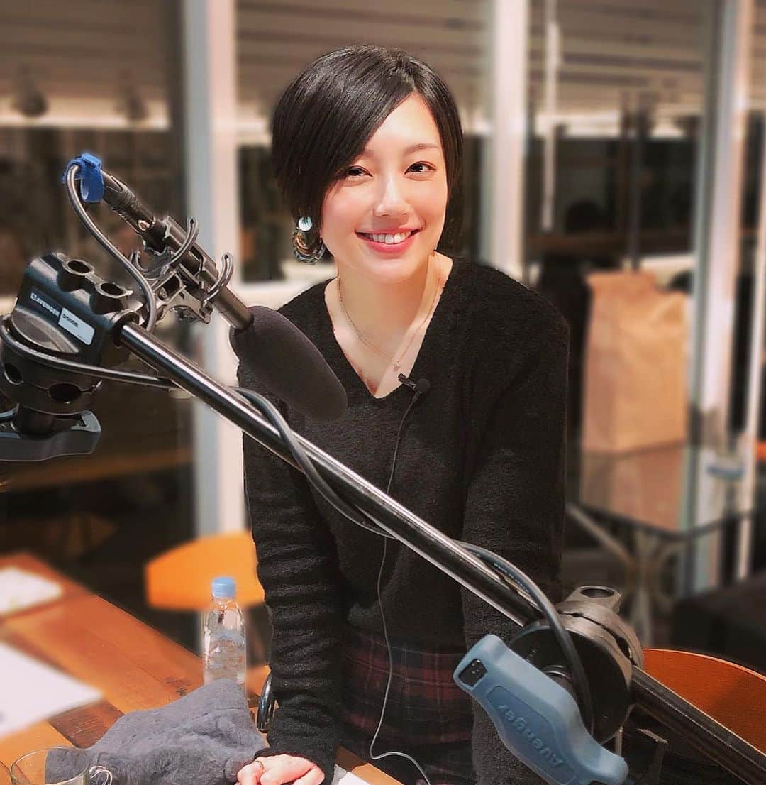 早瀬英里奈さんのインスタグラム写真 - (早瀬英里奈Instagram)「昨日はナレーションの収録日でした🎙 ✨ ・ 2019年から、KOSÉ(コーセー)さんが展開されている様々なブランドを一同に集めた、新コンセプトコスメショップ『コスメテリア』のモニターと、宮崎の『MINORI JOY(ミノリジョイ)』で流れている映像のナレーションに挑戦させて頂いています✨ ・ 実は何年か前から、声のお仕事にも何かしらの形で挑戦したいと密かに思っていたのですが…まさか本当に実現するなんて‼️ ・ もう何度も再現ドラマの仕事でお世話になっているメイクさんのお声掛けで実現したお仕事なんです🎙 ・ 昨日は、この現場の新年会だったのですが、本当に素晴らしい皆さんとのご縁に恵まれたこと、そして基礎もナレーション経験も無い私を採用して下さった皆さんに改めて感謝で溢れた一日になりました💐✨ ・ 技術がまだまだ追いつかずに悔しい思いも有りますが、一つ一つを大切に成長していけるよう努力します🌸 ・ 映像がご覧になれるのはこちらの店舗です🎥 💄コスメテリア 沖縄 パルコシティ店 💄コスメテリア 熊本 サクラマチ店 💄コスメテリア ららぽーと沼津店 💄 MINORI JOYミノリジョイ(宮崎) ・ 東京から沼津は一番近いし、是非コスメテリアららぽーと沼津店から行ってみたいです🙋‍♀️ ・ ショップの詳細は、こちらをご覧下さい✨ https://www.cosmeteria.jp/ ・ ムービーは、私のプロフィールからご覧下さい🌟 ・ ・ ・ #KOSÉ #コーセー #コスメ #コスメテリア #コスメテリア沖縄 #コスメテリア熊本 #コスメテリア沼津 #ミノリジョイ宮崎 #narration #ナレーション #感謝 #早瀬英里奈 #erinahayase」1月16日 23時50分 - erina.hayase