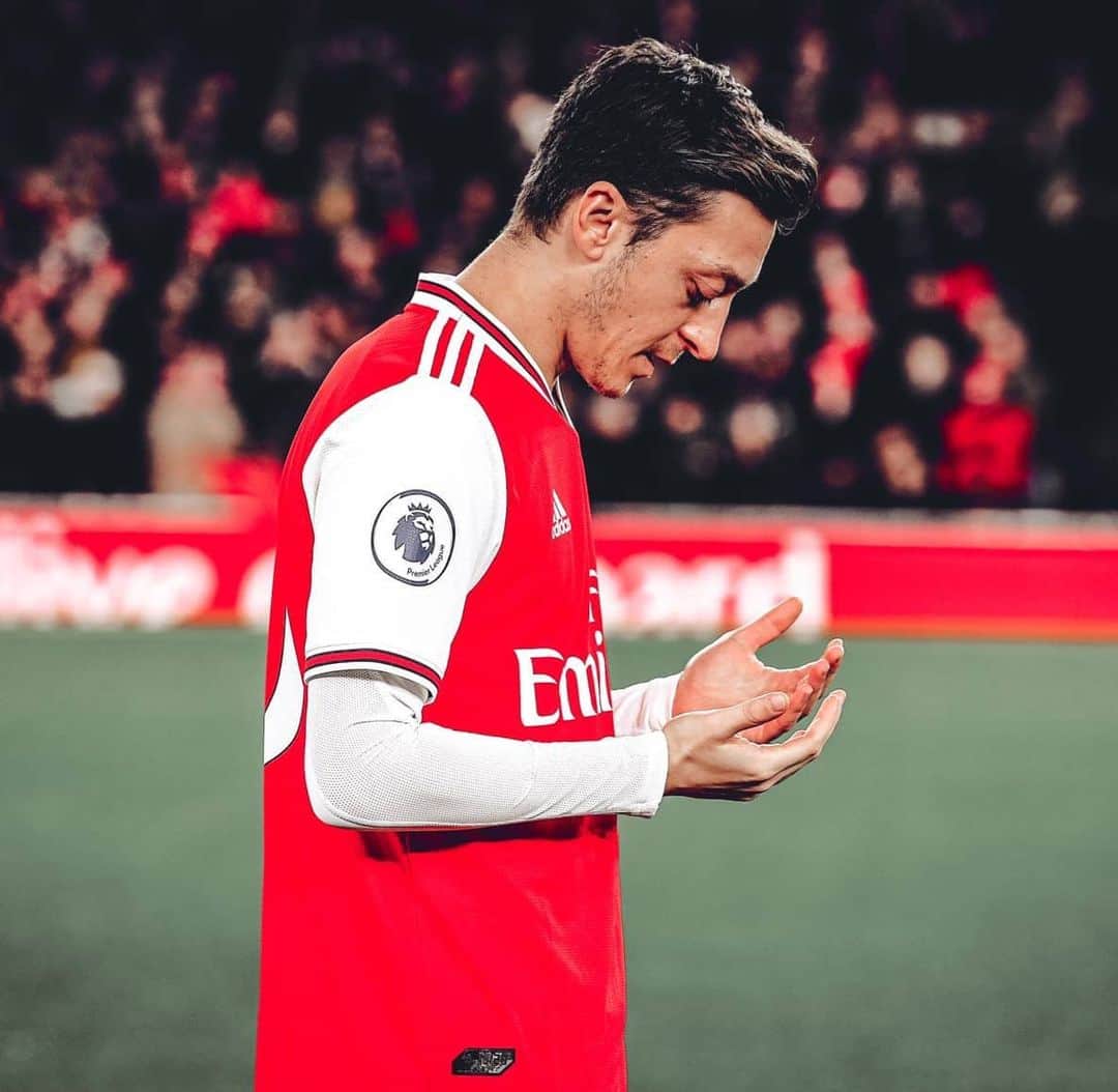 メスト・エジルのインスタグラム：「ALLAH is the reason why even in pain, I smile; in confusion, I understand; in betrayal, I trust; and in fear I continue to fight 🤲🏼♥ #M1Ö」