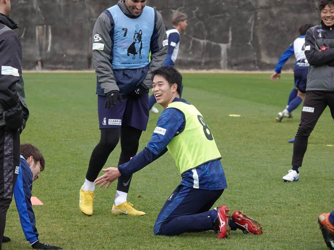 横浜FCさんのインスタグラム写真 - (横浜FCInstagram)「- 和歌山キャンプ2日目。 午前中のトレーニングの前に上富田文化会館にて、歓迎セレモニーを実施していただきました。皆さんの温かい声援を力に、トップ10入りを目指して良い準備をここ上富田で積み上げていきます。 - #YOKOHAMAFC #横浜FC #HAMABLUE #HAMAPRIDE #jleague #歓迎セレモニー #じゃんけん」1月17日 0時05分 - yokohamafc_official