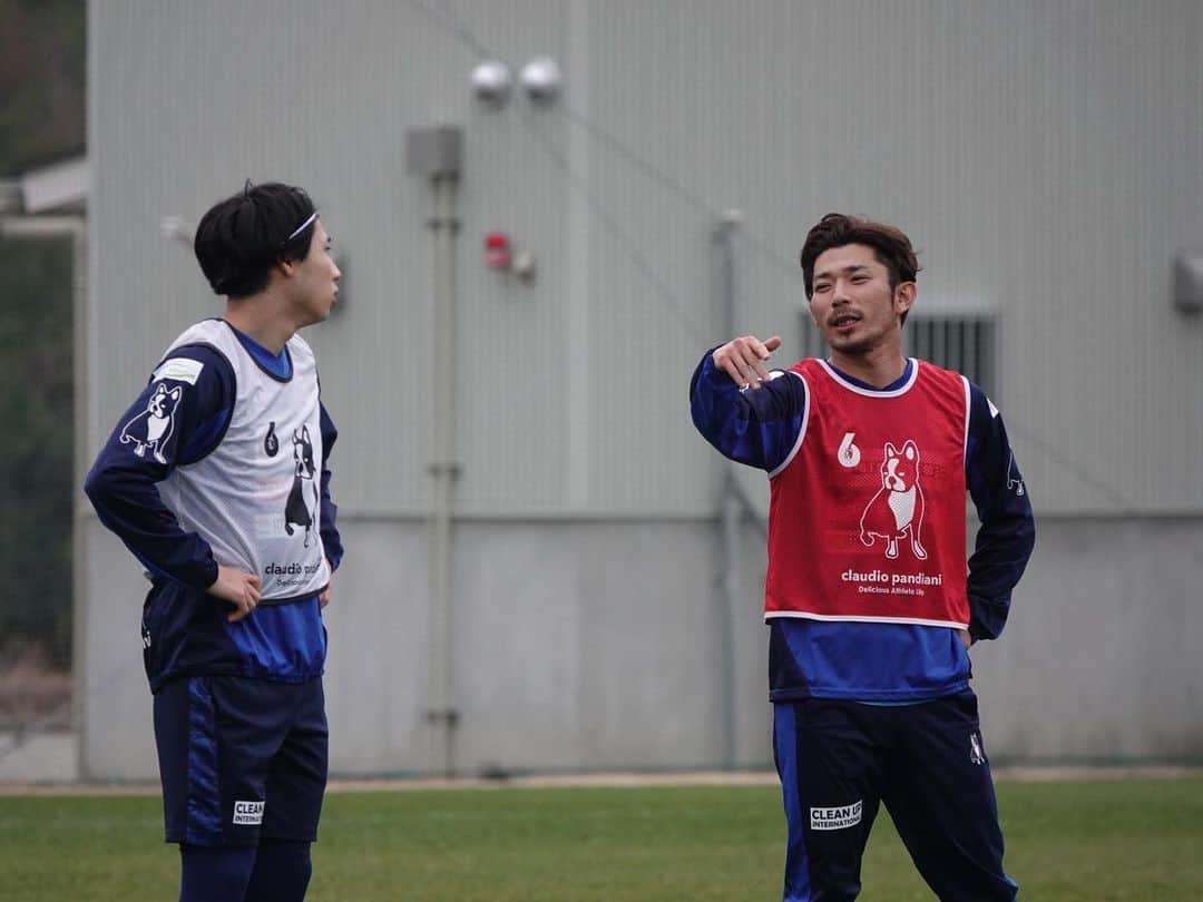 横浜FCさんのインスタグラム写真 - (横浜FCInstagram)「- 和歌山キャンプ2日目。 午前中のトレーニングの前に上富田文化会館にて、歓迎セレモニーを実施していただきました。皆さんの温かい声援を力に、トップ10入りを目指して良い準備をここ上富田で積み上げていきます。 - #YOKOHAMAFC #横浜FC #HAMABLUE #HAMAPRIDE #jleague #歓迎セレモニー #じゃんけん」1月17日 0時05分 - yokohamafc_official
