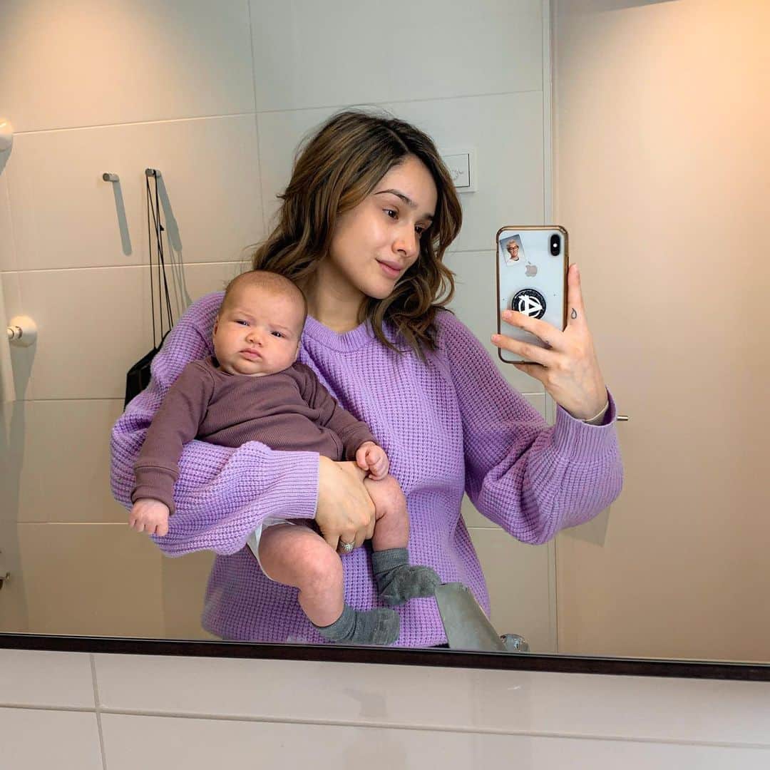 チャチー・ゴンザレスのインスタグラム：「My lil bean has been eatin’ GOOOOOD. Look at those cheeks! She pretty much has had this unimpressed look on her face since she was born 😂 THE ATTITUDE IS REAL.」