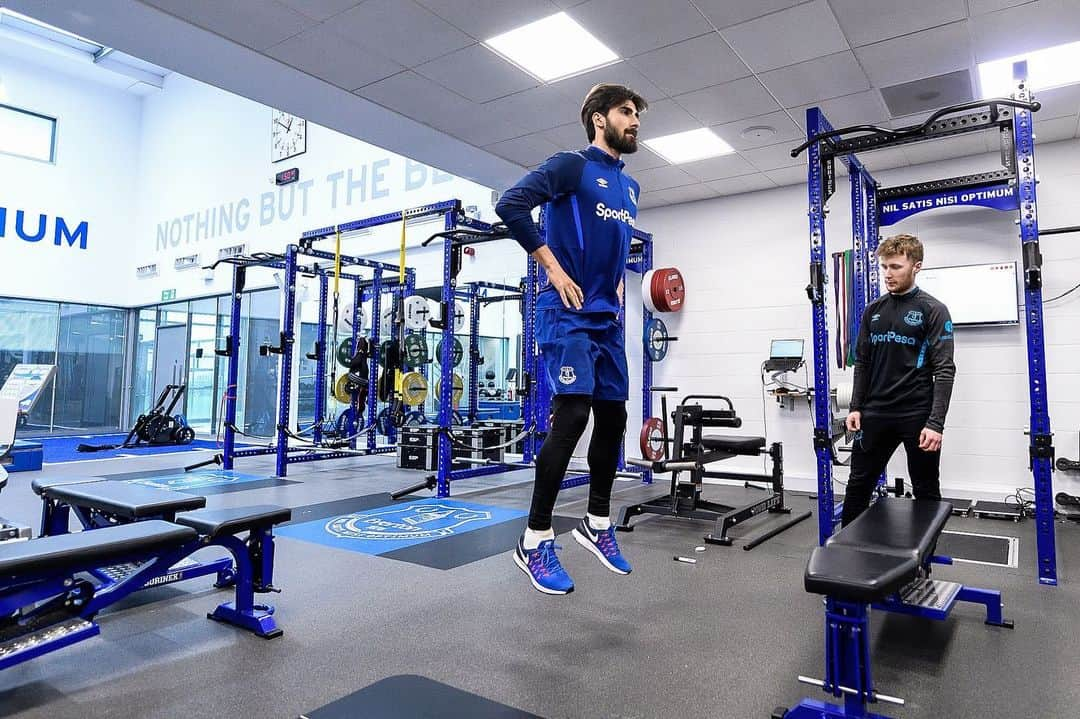 アンドレ・ゴメスさんのインスタグラム写真 - (アンドレ・ゴメスInstagram)「As you can see, I couldn’t be happier! Thank you for all your support! I’m working hard and feeling better everyday! Let’s go @everton! 🔥 #COYB」1月17日 0時11分 - aftgomes21