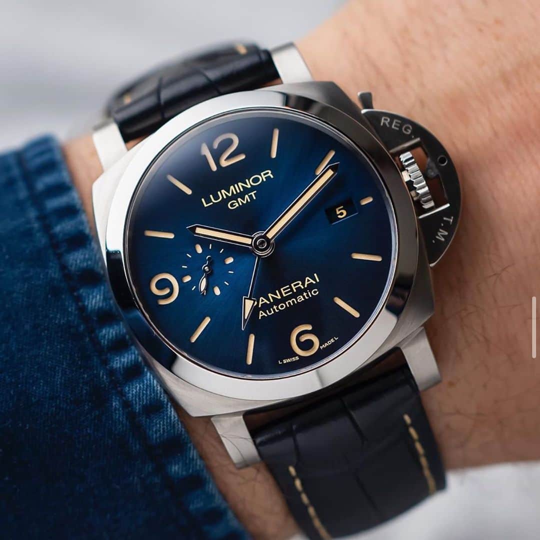 パネライのインスタグラム：「So sexy.  The #Panerai #PAM1033 44mm Luminor Marina GMT with blue sunburst dial. Pic by @horologyhouse #paneraicentral」