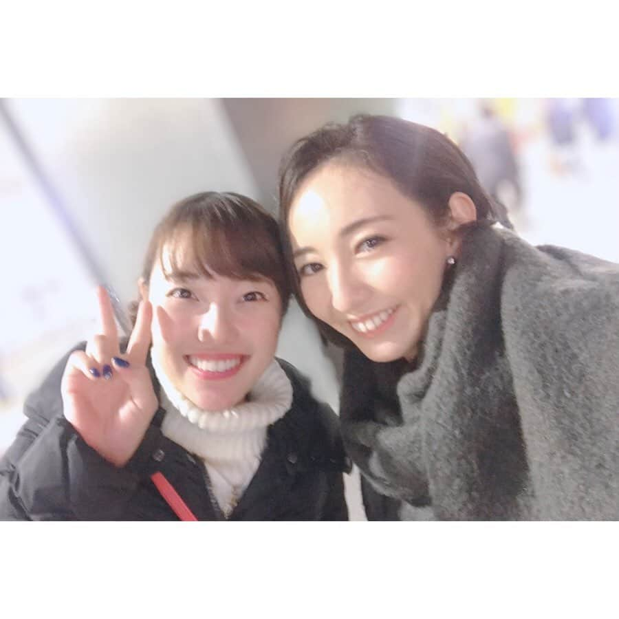 咲希あかねさんのインスタグラム写真 - (咲希あかねInstagram)「#花組 #柚香光 #プレお披露目 #danceolympia  #同期 のあいりと#観劇 😊  れいちゃんトップおめでとうございます✨ 本当にキレイでカッコいい！！ 何でも着こなし何でも似合うから、ゆずかに“コレさせたいアレさせたい”が止まらないって感じ…わかるよ！！←笑  この方が相手役さん見る時の横顔＆笑顔がたまらなく好き。 相手役さんに後ろから抱きつかれた時の表情とか、もう最高。 1人で踊ってるのも素敵だけど、この人は誰かと踊るとより輝く…それは相手を大切にしていて、一緒に何か出来ることを純粋に楽しんでいるから。  普段観劇すると職業柄、色々考えながら見てしまうけれど、彼女の舞台は何故かいつもただただ楽しんで観れちゃう。 1番大切なモノを持っている人。 とても真っ直ぐで素直な彼女だからこそ観ている人の心を幸せにしてくれる。 楽屋で話していても今までと変わらず、本当にいい子！ さゆみさん#明日海りお さんに見える時がありました✨こうして受け継がれてゆくのだなぁ😊  #水美舞斗 さん この方は自分の魅力と、その表現方法をよくわかってらっしゃる！センスがあり、すぐ吸収し、進化し続ける…本当にすごい子だな。#袖入るギリギリまで気を抜かない人  #宝塚 #国際フォーラム」1月17日 0時25分 - akane_saki