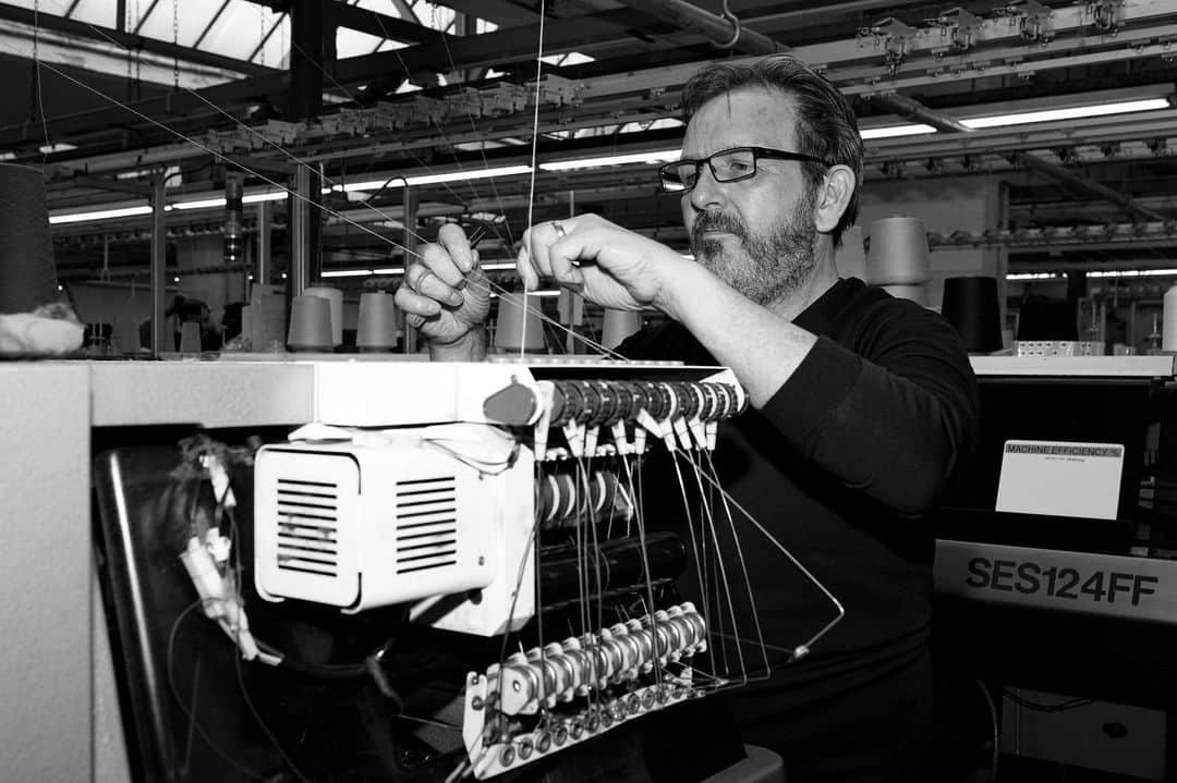 ジョンスメドレーさんのインスタグラム写真 - (ジョンスメドレーInstagram)「John Smedley has always been at the forefront of cutting-edge technology, with the company being one of the first to install fully fashioned knitting machinery in 1825.  #JohnSmedley #LeaMills #Factory #Luxury #Knitwear #MadeInEngland」1月17日 0時25分 - johnsmedleyknitwear
