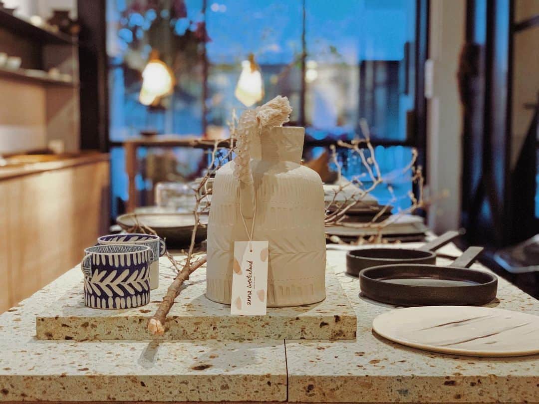 naoko tawaraさんのインスタグラム写真 - (naoko tawaraInstagram)「家の近くにオープンしたgalleryあるゐはさんに。 日中に伺ったけれど、今もドキドキ思い出すくらい素敵なお店でした。 三輪さんの木工のかっこよさにときめき、海外から輸入したここでしか出会えないアクセサリーやうつわがあったり、好みもツボすぎて、たまりませんでした。陶器のピッチャーついてるビーズかわいすぎる！ お話を聞いていると、店内の長い木目がかっこいい什器（写真5枚目）を荒西さんがつくっていたり、 @unetablekaori さんの商品があったり、壁面のタイルが @birbirakarco さんのものだったりと繋がりもありそこも嬉しく でも何よりも店長さんのモノに対する愛が感じられるお店でした。いいお店ができて嬉しい〜。 これからも楽しみ☺️」1月17日 0時19分 - noknok705