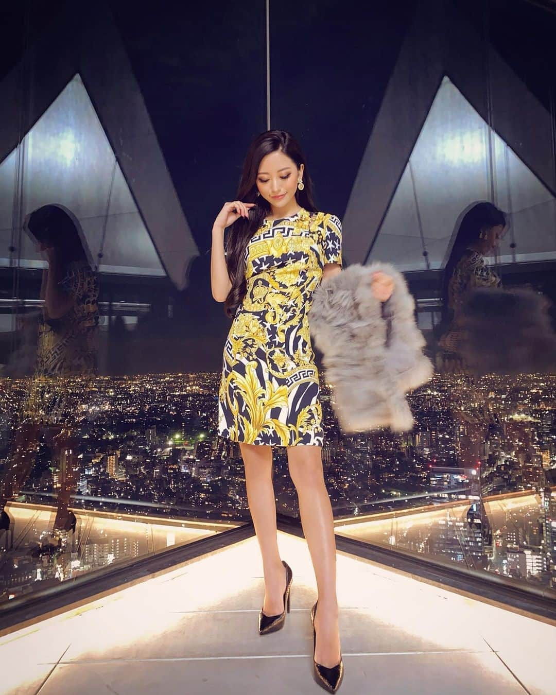 華さんのインスタグラム写真 - (華Instagram)「⚜️VERSACE⚜️ . . . 成人式の二次会dress🥂✨ . 質問多かったので載せますね❤︎ 大好きなVERSACEのバロック柄ワンピ . 合わせたイヤリングはvintageのメデューサちゃんです👑 . 成人祝いで頂いたYSLパンプス、 全身下ろしたてcodeでド派手にきめました😂ギラギラ笑 . この日の為に美容は本気だしてましたね卍 エステに美容院、ホワイトニングなどなど基本担当さんは タグ付けてるので是非✔︎ . 中学の同窓会は想像以上に楽しかった💭 学校の先生や同じクラス、小学校からの友達まで 皆んなに会えた事が嬉しくて。 . 幹事してくれた子、またこうやって仲良くしてくれた皆んな 本当に有難う😌✨ . 大人になるってエモいね〜素敵な日でした💐 . . . #成人式 #二次会 #VERSACE #YSL」1月17日 0時21分 - _hana.87_