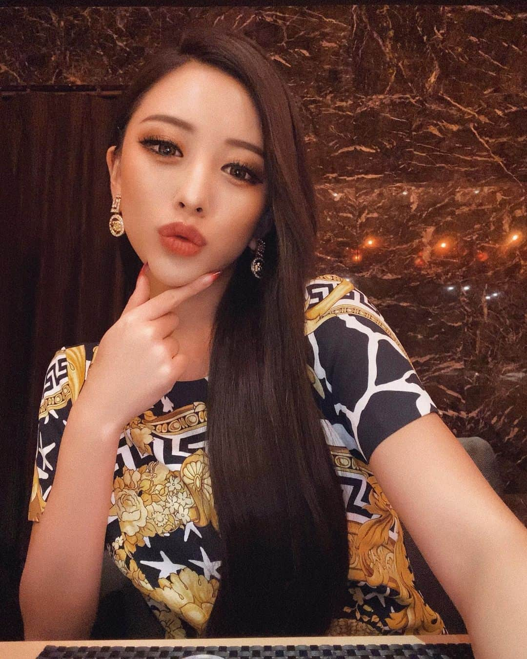 華さんのインスタグラム写真 - (華Instagram)「⚜️VERSACE⚜️ . . . 成人式の二次会dress🥂✨ . 質問多かったので載せますね❤︎ 大好きなVERSACEのバロック柄ワンピ . 合わせたイヤリングはvintageのメデューサちゃんです👑 . 成人祝いで頂いたYSLパンプス、 全身下ろしたてcodeでド派手にきめました😂ギラギラ笑 . この日の為に美容は本気だしてましたね卍 エステに美容院、ホワイトニングなどなど基本担当さんは タグ付けてるので是非✔︎ . 中学の同窓会は想像以上に楽しかった💭 学校の先生や同じクラス、小学校からの友達まで 皆んなに会えた事が嬉しくて。 . 幹事してくれた子、またこうやって仲良くしてくれた皆んな 本当に有難う😌✨ . 大人になるってエモいね〜素敵な日でした💐 . . . #成人式 #二次会 #VERSACE #YSL」1月17日 0時21分 - _hana.87_