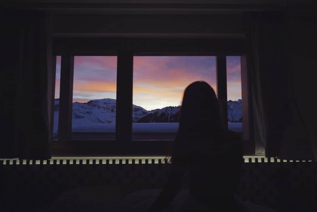 ソニア・スイのインスタグラム：「睡前的窗景是滿滿星斗，睡醒時是七彩晨曦。 在這麼夢幻的冰雪國度，讓我好想念我家的雪寶和艾莎🥺  #法國 #阿爾卑斯山 #2020 #travel #grandmassif  #clubmed  #clubmedgrandmassif」