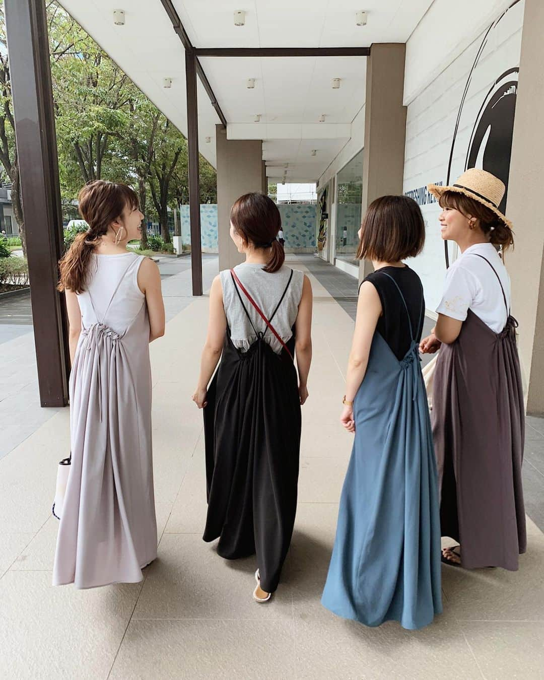 Remiさんのインスタグラム写真 - (RemiInstagram)「matching resort outfit🌴👒 今回初めて4人揃った海外旅。 皆でよっこと桃が手がける @jsxmomo.yokko をお揃いで着ました👗🌴. .  キャミワンピースはしっかりした素材でバックデザインも可愛くて、デニムスカートは裾のフリンジやウォッシュ加工のヴィンテージ感がポイント💓 写真では分かりにくいけど、どちらも揺れた時のふんわりとした動きがとっても可愛い😍 (即完売してしまったワンピースは今後再販の可能性もあるんだそう!) オールシーズンで楽しめるアイテムは重宝すること間違いなし✨  他にも続々と大人可愛いアイテムが沢山出てるので是非チェックしてみてください💕 今回の旅は @jsxmomo.yokko とよっこが長年コラボしていた @joliechambre 尽くしでした😊. . . 【 #ootd】 p1〜3 dress @jsxmomo.yokko  tops @joliechambre  shoes @fortuneplus2020  bag @ysl  p4〜6 tops @joliechambre  skirt @jsxmomo.yokko  shoes @toryburch  bag @joliechambre  p7〜9 all @joliechambre  #jsxmomoyokko #jointspace #joliechambre #リゾートコーデ #夏服 #お揃いコーデ #バックシャンキャミマキシワンピース #キャミワンピース #デニムフレアロングスカート」1月17日 0時29分 - remi_912